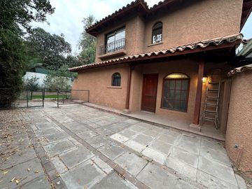 EN VENTA CÓMODA Y GRAN CASA 4D+3B - EN LA REINA
