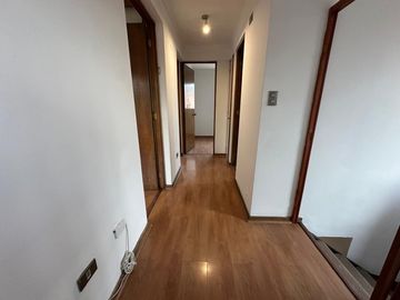 EN VENTA CÓMODA Y GRAN CASA 4D+3B - EN LA REINA