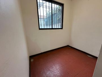 EN VENTA CÓMODA Y GRAN CASA 4D+3B - EN LA REINA
