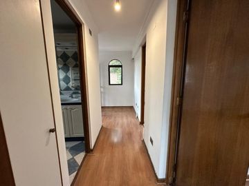 EN VENTA CÓMODA Y GRAN CASA 4D+3B - EN LA REINA