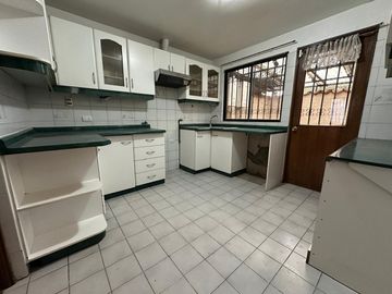 EN VENTA CÓMODA Y GRAN CASA 4D+3B - EN LA REINA