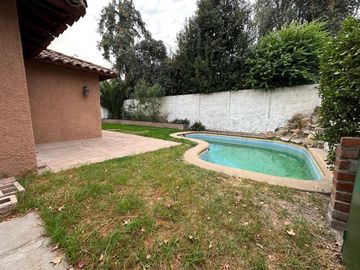 EN VENTA CÓMODA Y GRAN CASA 4D+3B - EN LA REINA
