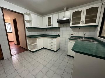 EN VENTA CÓMODA Y GRAN CASA 4D+3B - EN LA REINA
