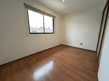 EN VENTA CÓMODA Y GRAN CASA 4D+3B - EN LA REINA