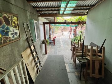SE VENDE AMPLIA CASA CON PATIO