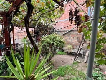 SE VENDE AMPLIA CASA CON PATIO