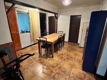 SE VENDE AMPLIA CASA CON PATIO