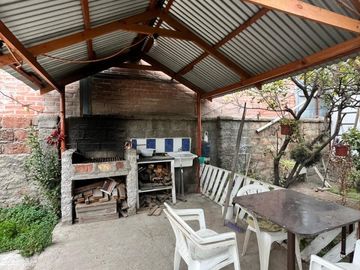SE VENDE AMPLIA CASA CON PATIO