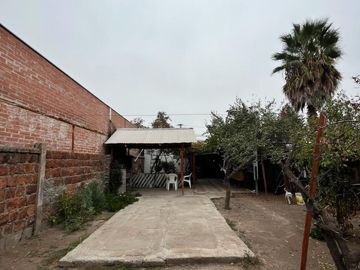 SE VENDE AMPLIA CASA CON PATIO