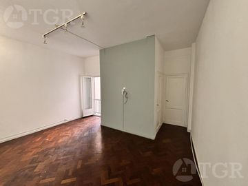 Departamento en venta de 3 ambientes sobre Av Rivadavia