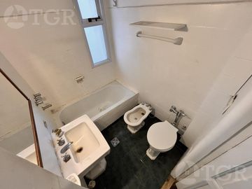 Departamento en venta de 3 ambientes sobre Av Rivadavia