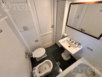 Departamento en venta de 3 ambientes sobre Av Rivadavia