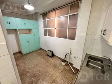 Departamento en venta de 3 ambientes sobre Av Rivadavia