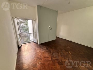 Departamento en venta de 3 ambientes sobre Av Rivadavia