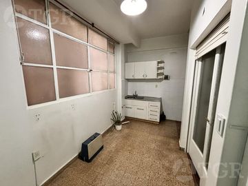 Departamento en venta de 3 ambientes sobre Av Rivadavia