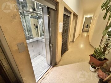 Departamento en venta de 3 ambientes sobre Av Rivadavia