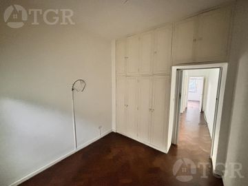 Departamento en venta de 3 ambientes sobre Av Rivadavia