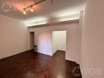 Departamento en venta de 3 ambientes sobre Av Rivadavia