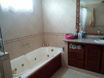 Casa en venta - 4 dormitorios 2 baños - Local - 523mts2 - Santa Teresita