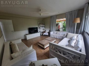 Venta- Gran Casa en Barrio Los Alcanfores - Pilar