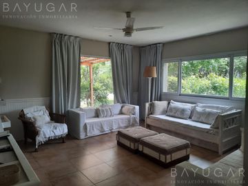 Venta- Gran Casa en Barrio Los Alcanfores - Pilar