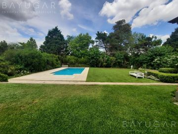 Venta- Gran Casa en Barrio Los Alcanfores - Pilar