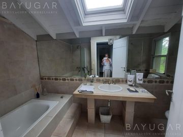 Venta- Gran Casa en Barrio Los Alcanfores - Pilar