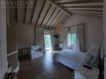 Venta- Gran Casa en Barrio Los Alcanfores - Pilar