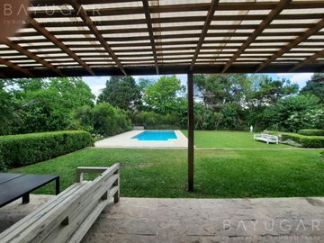 Venta- Gran Casa en Barrio Los Alcanfores - Pilar