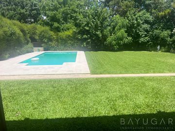 Venta- Gran Casa en Barrio Los Alcanfores - Pilar