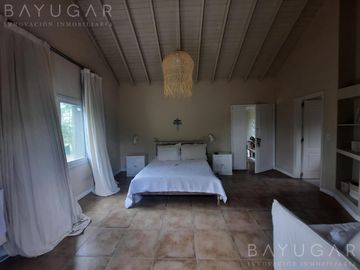 Venta- Gran Casa en Barrio Los Alcanfores - Pilar