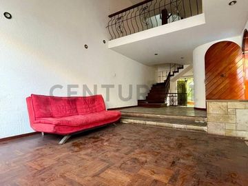 Venta de casa + cochera + terraza en Surco