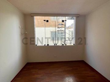 Venta de casa + cochera + terraza en Surco