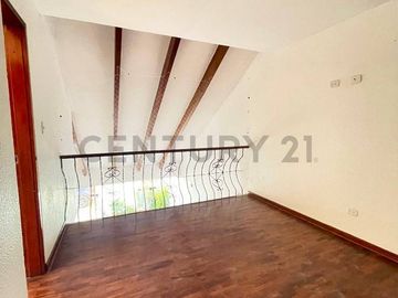 Venta de casa + cochera + terraza en Surco