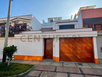 Venta de casa + cochera + terraza en Surco