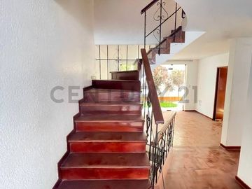 Venta de casa + cochera + terraza en Surco
