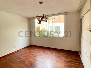 Venta de casa + cochera + terraza en Surco
