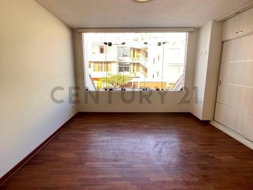 Venta de casa + cochera + terraza en Surco