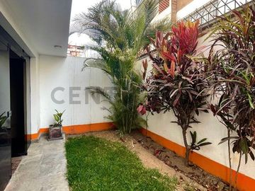 Venta de casa + cochera + terraza en Surco