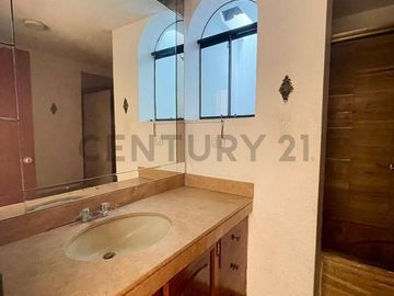 Venta de casa + cochera + terraza en Surco