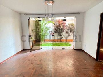 Venta de casa + cochera + terraza en Surco