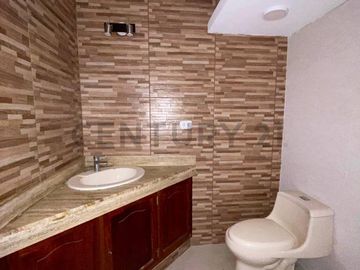Venta de casa + cochera + terraza en Surco