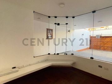 Venta de casa + cochera + terraza en Surco