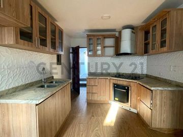 Venta de casa + cochera + terraza en Surco