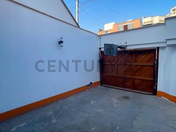 Venta de casa + cochera + terraza en Surco