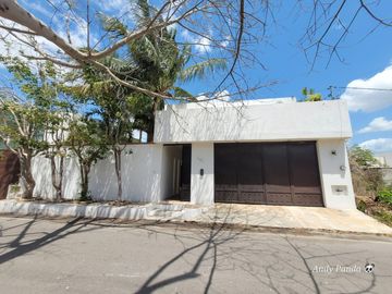 Vive dentro de la ciudad cerca de avenida Yucatán y Periférico