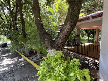 Venta Casa de Un Nivel excelente para Hotel Boutique o Asilo en Xochitepec,  Morelos