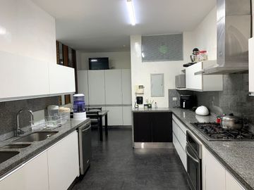 LINDA CASA EN VENTA  A UN PASO DEL PARQUE ROOSEVELT EN SAN ISIDRO