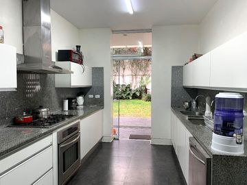 LINDA CASA EN VENTA  A UN PASO DEL PARQUE ROOSEVELT EN SAN ISIDRO