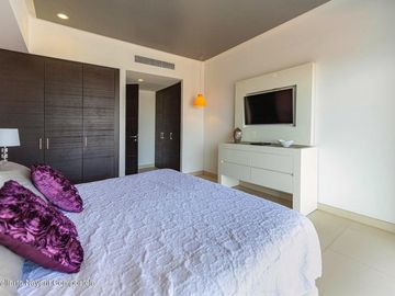 Departamento en Venta en Icon Puerto Vallarta frente a playa.